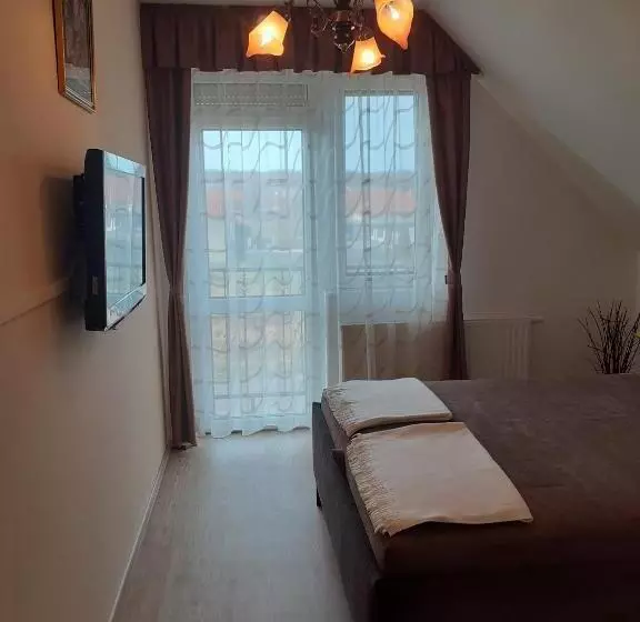 ペンション Pacsirta Vendégház