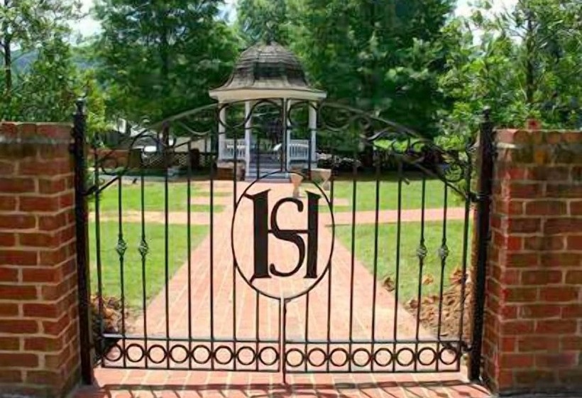 Общежитие Hale Springs Inn