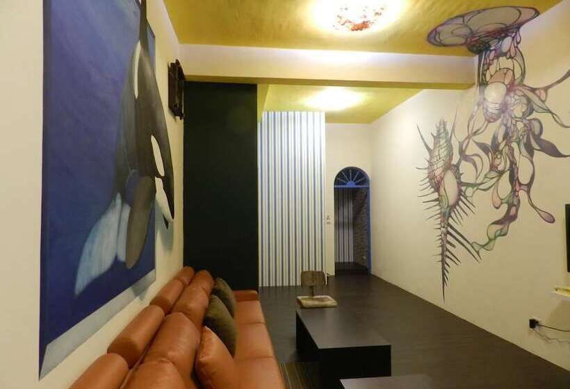 هتل کپسول Light Blue Hostel