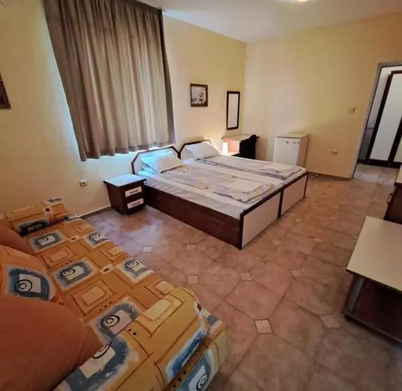 ペンション Guest House Polikseni