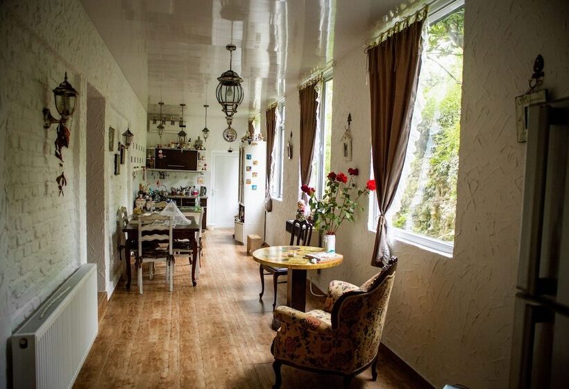 پانسیون Art House Kutateli