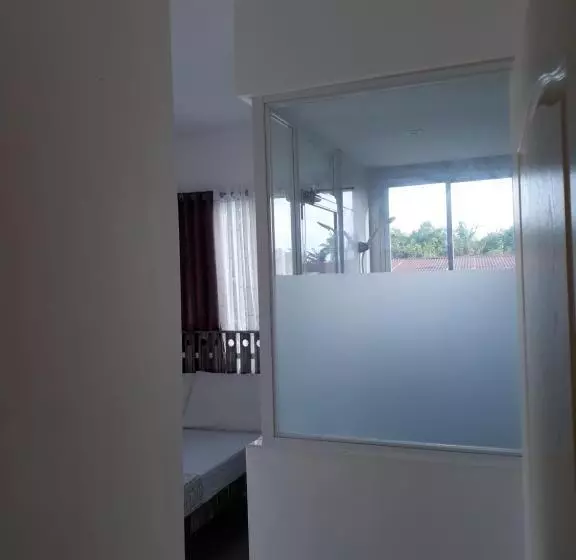 ペンション Gomez Guest House