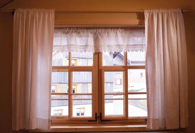 ユースホステル Naze`s Hus Mellau