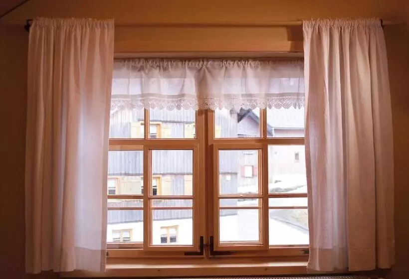 Retkeilymaja Naze`s Hus Mellau