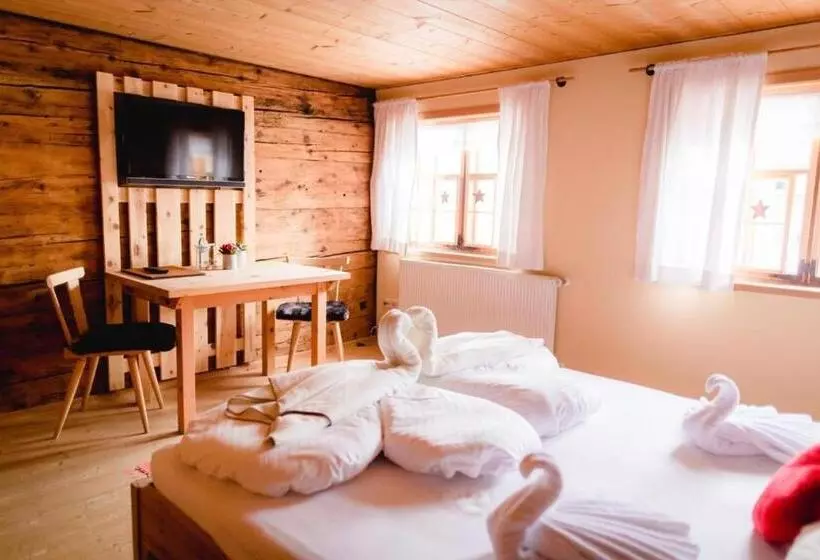 Retkeilymaja Naze`s Hus Mellau