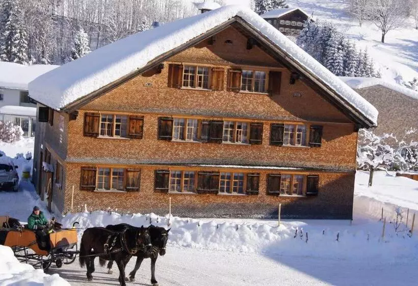 Retkeilymaja Naze`s Hus Mellau