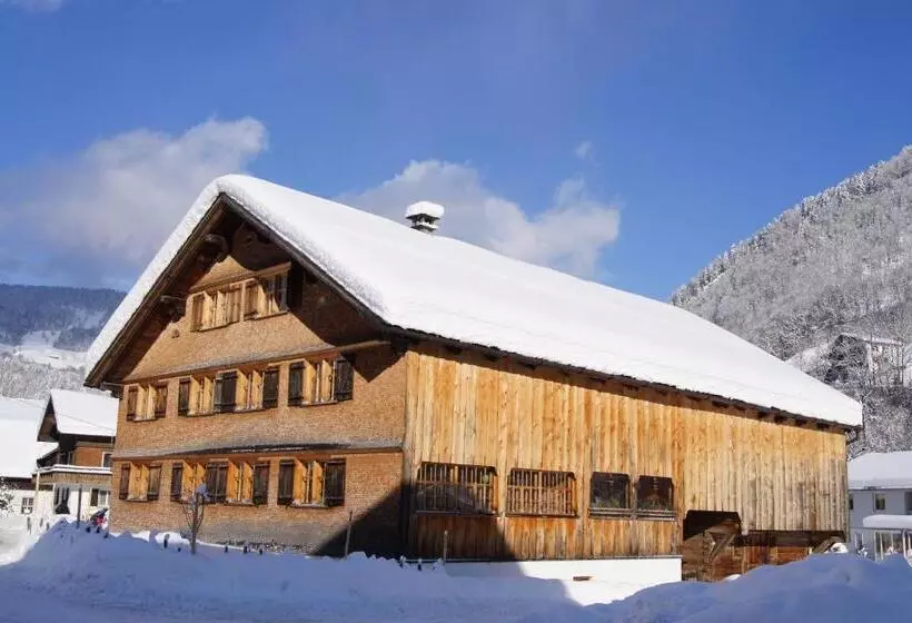 Retkeilymaja Naze`s Hus Mellau