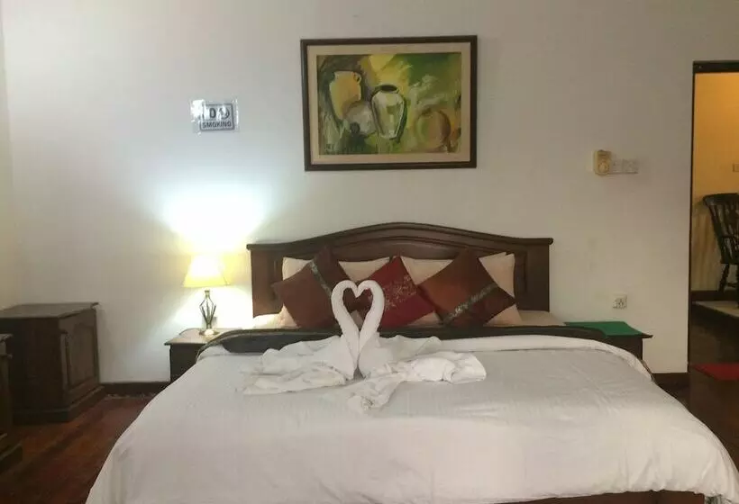 هتل The Norfolk Heritage Airport Villa