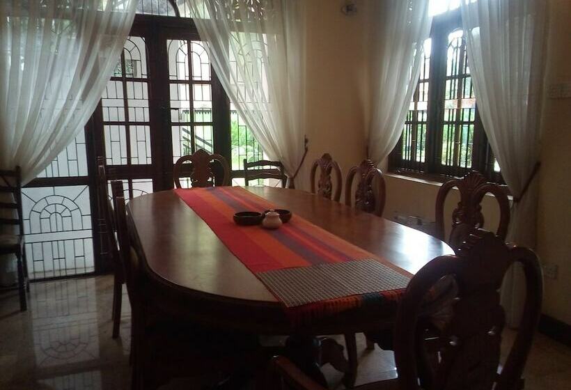 هتل The Norfolk Heritage Airport Villa