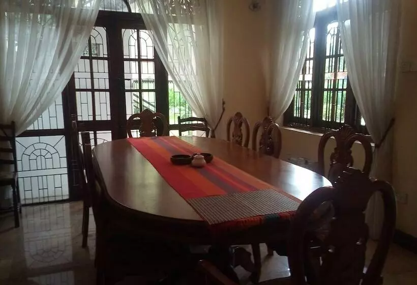 هتل The Norfolk Heritage Airport Villa