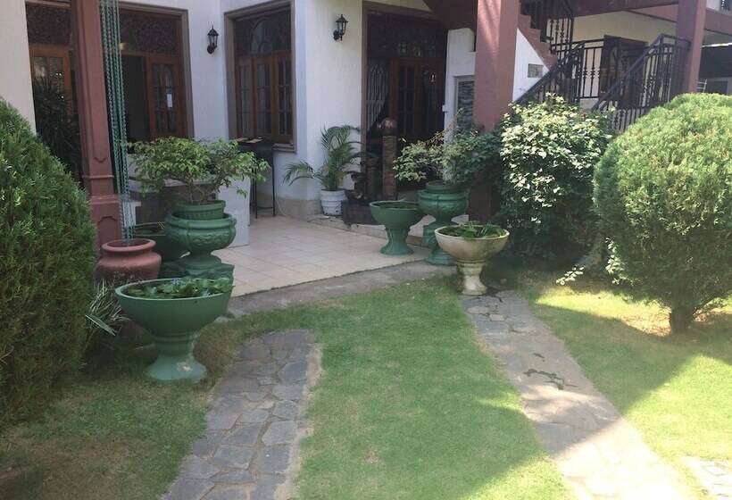 هتل The Norfolk Heritage Airport Villa