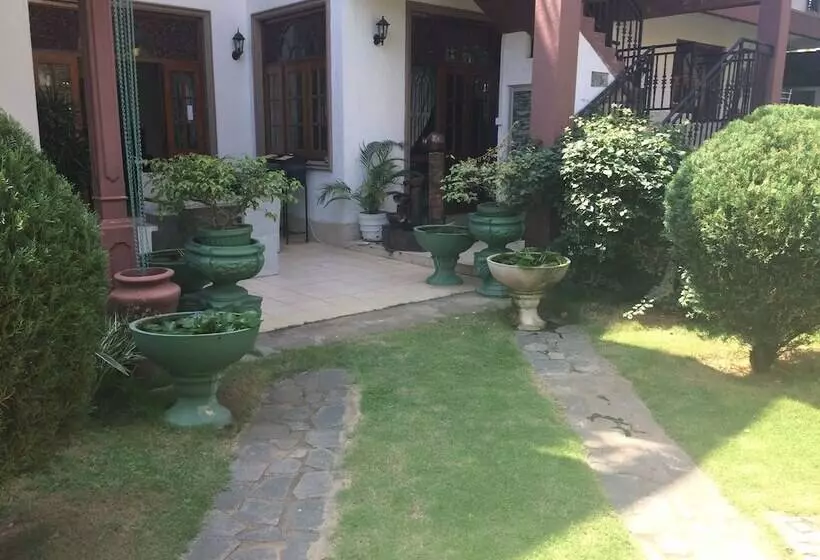 هتل The Norfolk Heritage Airport Villa