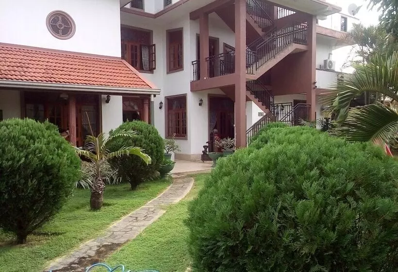 هتل The Norfolk Heritage Airport Villa