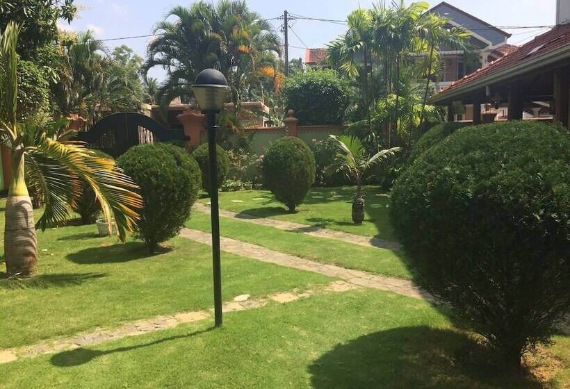 هتل The Norfolk Heritage Airport Villa