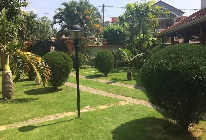 هتل The Norfolk Heritage Airport Villa