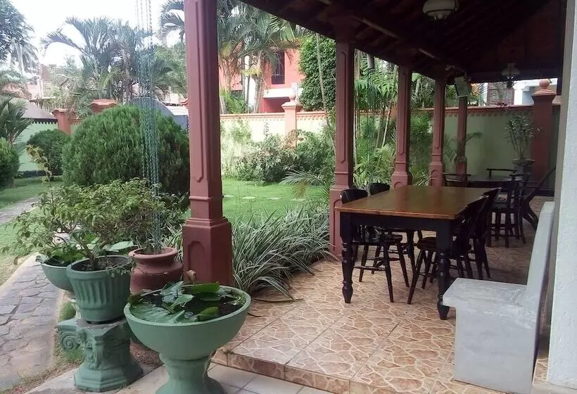 هتل The Norfolk Heritage Airport Villa