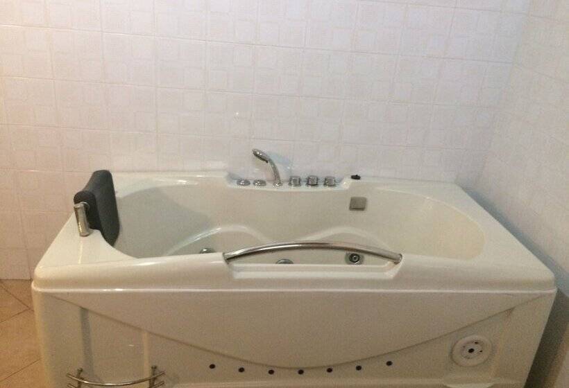 هتل The Norfolk Heritage Airport Villa