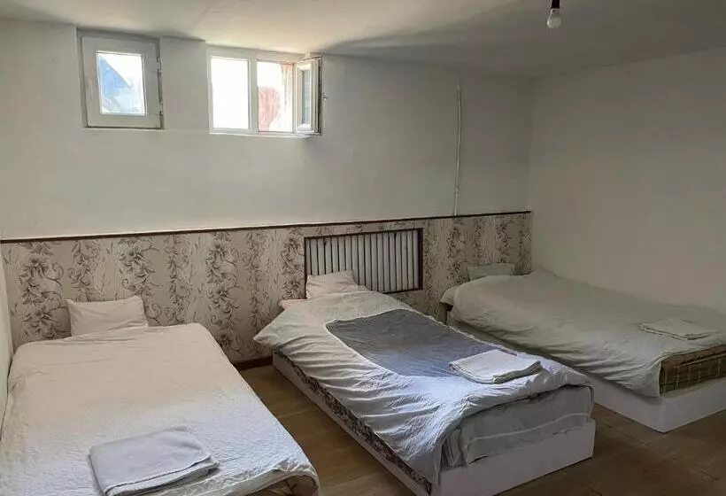 پانسیون Gana's Guest House And Tours