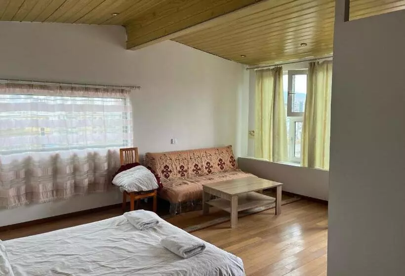 پانسیون Gana's Guest House And Tours