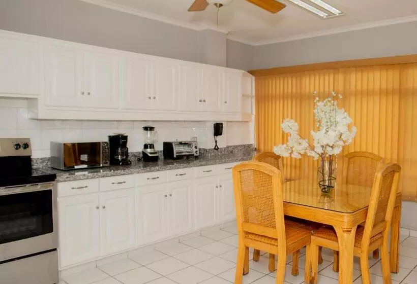 Aparthotel Guijarros