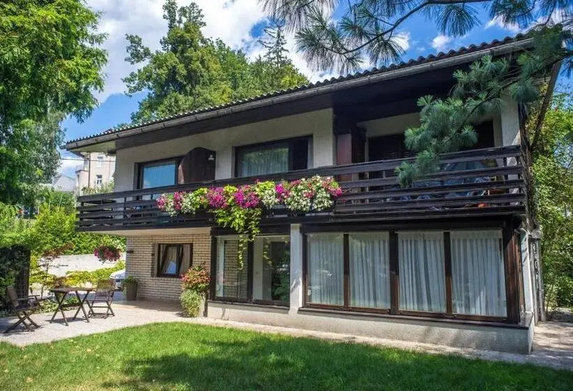 پانسیون Apartments And Rooms Villa Vive
