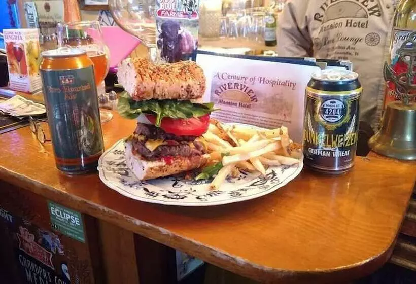 Retkeilymaja Riverview Mansion