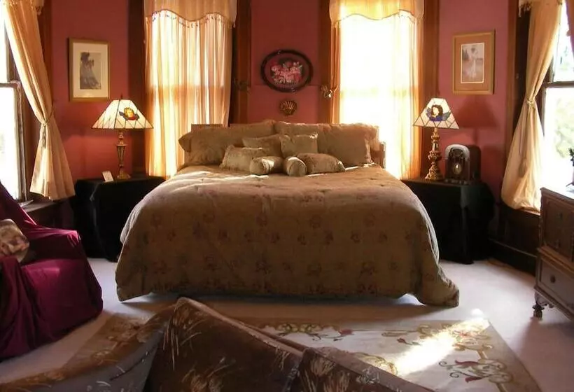 Retkeilymaja Riverview Mansion