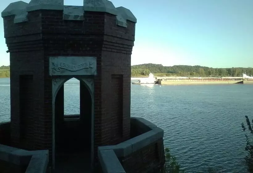 Retkeilymaja Riverview Mansion