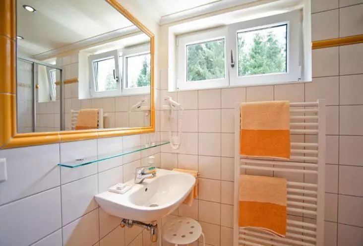 پانسیون Appartements & Zimmer Almhof