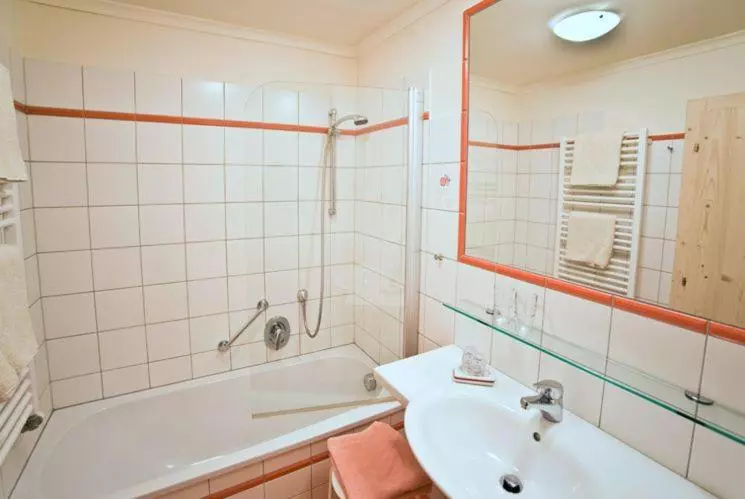پانسیون Appartements & Zimmer Almhof