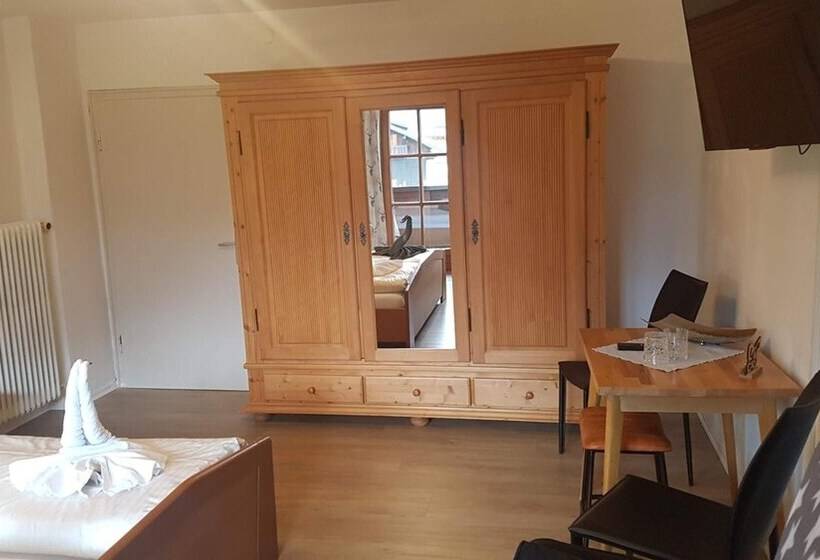 פנסיון Happy Camp Hofherr