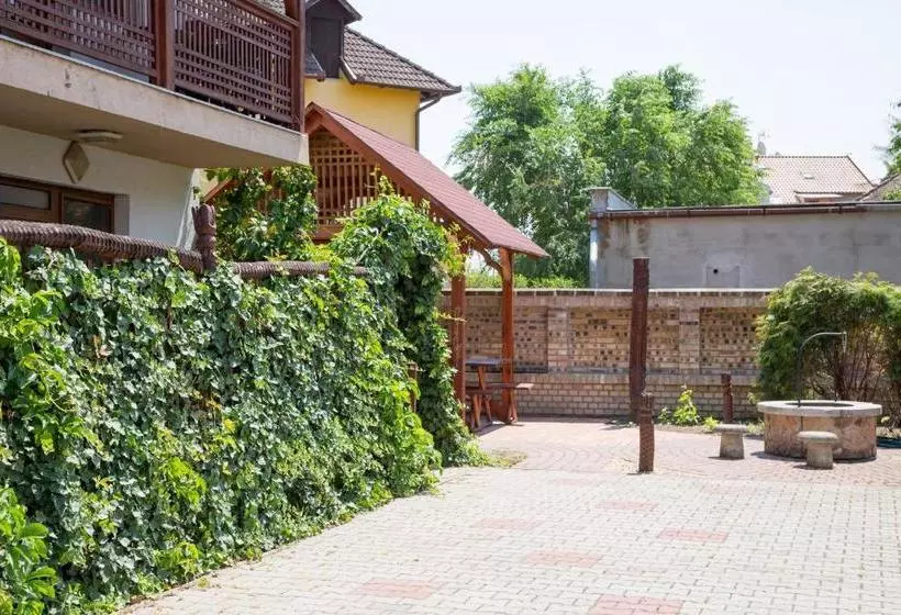 ペンション Rózsakert Apartmanház
