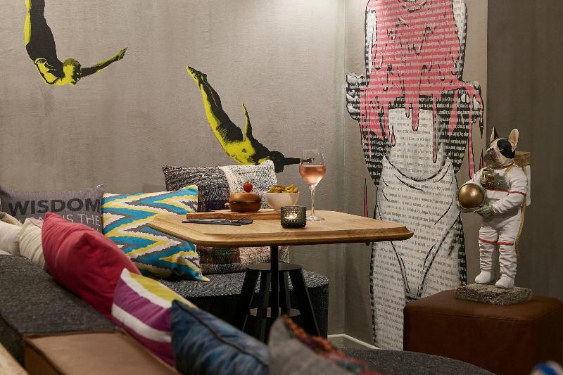 호텔 Moxy Patra Marina