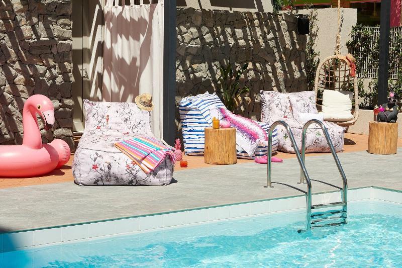 호텔 Moxy Patra Marina