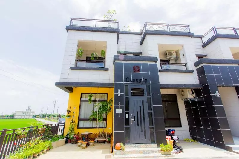 تختخواب و صبحانه Classic Home