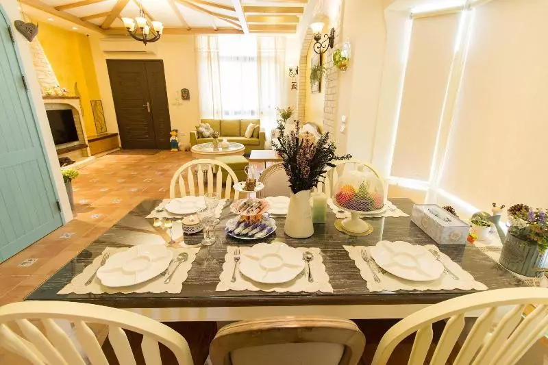 تختخواب و صبحانه Classic Home