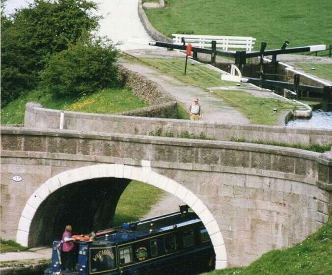 פונדק Ellis Belle