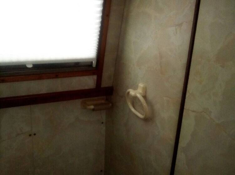 פונדק Ellis Belle