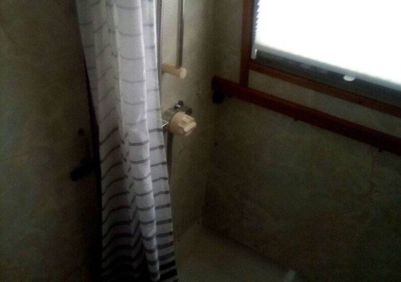 פונדק Ellis Belle