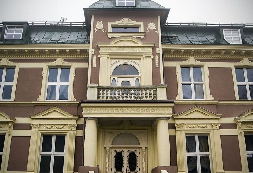酒店 Pałac Dąbrowa