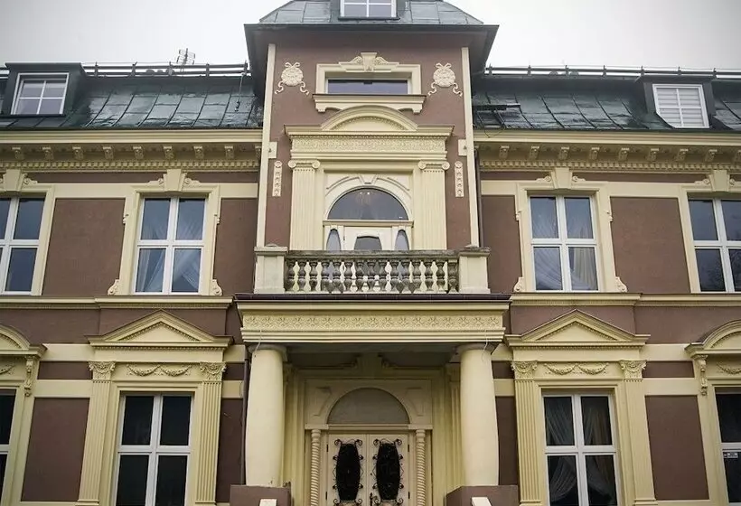 Hotelli Pałac Dąbrowa