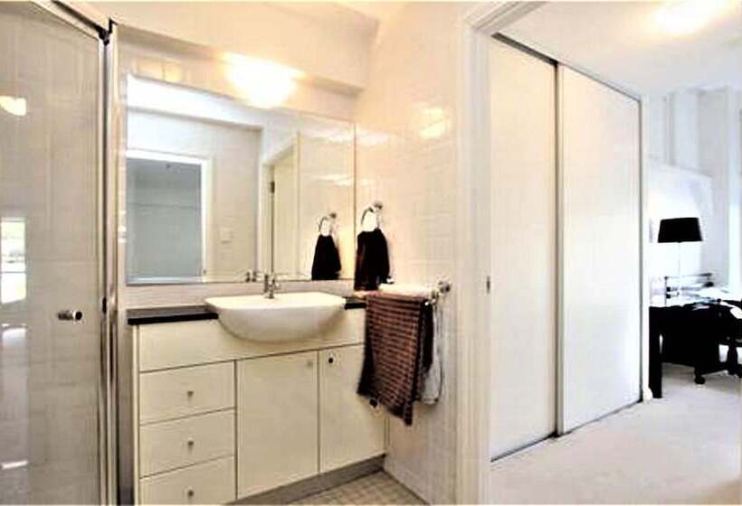 Waterfront Apt. On Sydney Harbour H390