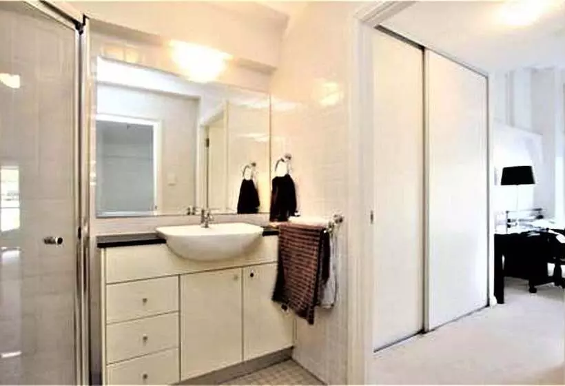 Waterfront Apt. On Sydney Harbour H390