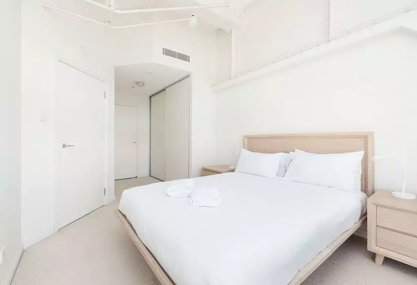 Waterfront Apt. On Sydney Harbour H390