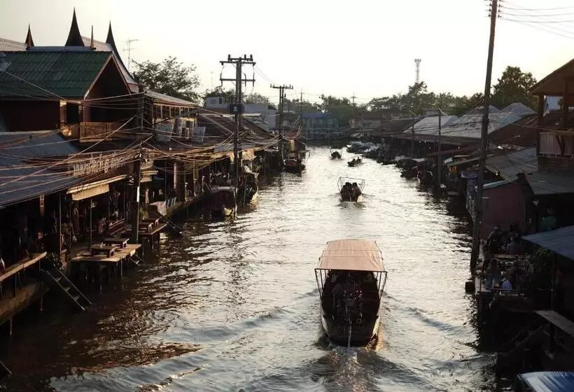 ホテル Roomquest Amphawa Vaylasamran