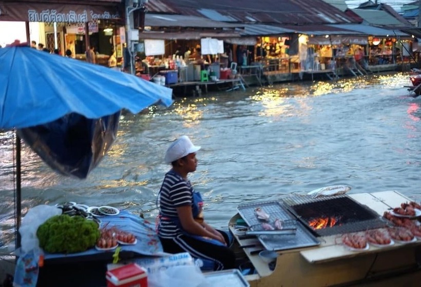 فندق Roomquest Amphawa Vaylasamran