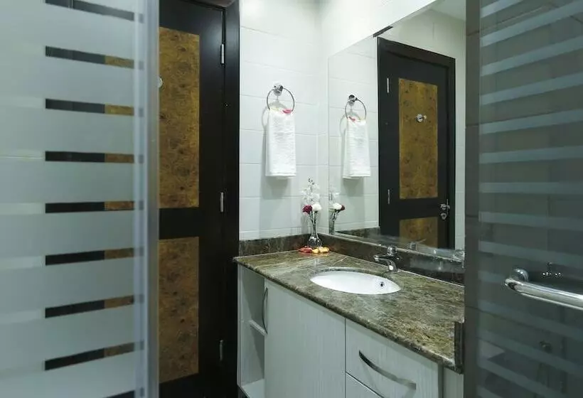 هتل The Castle Premium