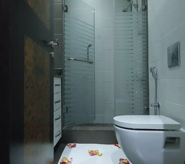 هتل The Castle Premium