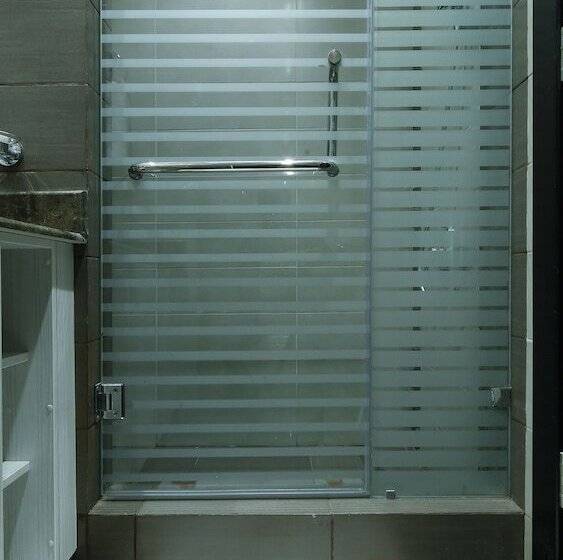 هتل The Castle Premium