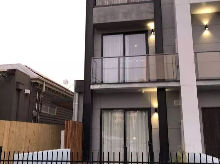 Timber Door Luxury Accommodation Geelong